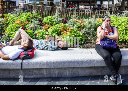 London England, Großbritannien, Großbritannien Großbritannien, Leicester Square, Fußgängerzone, Garten, Landschaftsgestaltung, Liegen, sonnen, Wand, Erwachsene Erwachsene Frau Stockfoto