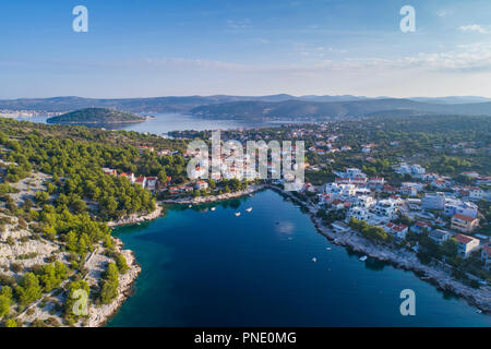 Schöne Luftaufnahme von Razanj in Dalmatien, Kroatien, Europa. Schöne Natur und Landschaft an der Adria und die Küste. Schöne Marine und im Freien Stockfoto