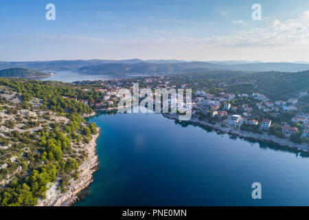 Schöne Luftaufnahme von Razanj in Dalmatien, Kroatien, Europa. Schöne Natur und Landschaft an der Adria und die Küste. Schöne Marine und im Freien Stockfoto