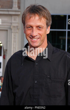 Tony Hawk am Los Angeles Premiere von Inglourious Basterds bei der Grauman Chinese Theatre in Hollywood, CA am Montag, 10. August 2009. Foto von PRPP/PictureLux Datei Referenz # Tony Hawk 02 81009 PRPP nur für redaktionelle Verwendung - Alle Rechte vorbehalten Stockfoto