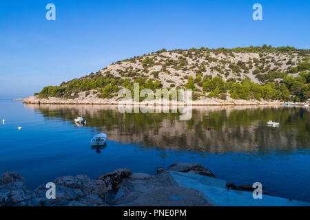 Schöne Luftaufnahme von Razanj in Dalmatien, Kroatien, Europa. Schöne Natur und Landschaft an der Adria und die Küste. Schöne Marine und im Freien Stockfoto