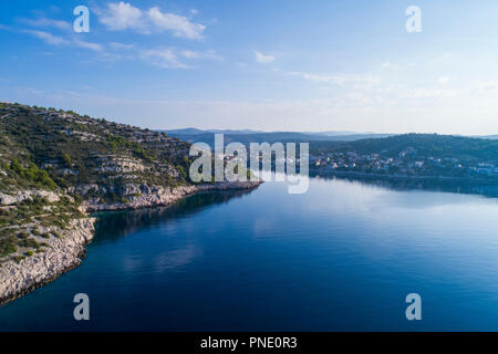 Schöne Luftaufnahme von Razanj in Dalmatien, Kroatien, Europa. Schöne Natur und Landschaft an der Adria und die Küste. Schöne Marine und im Freien Stockfoto