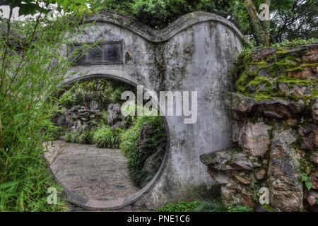 Der Mond Tor im Garten des bescheidenen Administrator in Suzhou, Provinz Jiangsu, China. Es ist eine kreisrunde Öffnung in einem Garten Wand fungiert als pedest Stockfoto