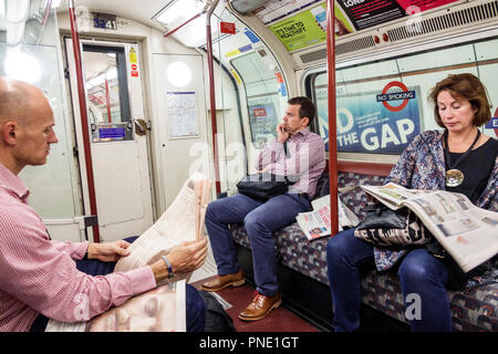 London England, Großbritannien, Charing Cross U-Bahn U-Bahn U-Bahn-U-Bahn-U-Bahn-U-Bahn-U-Bahn, Nahverkehrszug, Inneneinrichtung, Frau, Frauen, Männer, Männer Stockfoto