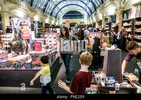 London England, Großbritannien, Kensington, Naturkundemuseum im Inneren Dino Store, Shopping Shopper Shop Shop Geschäft Business Kids Kinder, Stockfoto