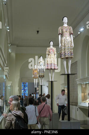 "Himmelskörper" Fashion Institute Ausstellung im Metropolitan Museum of Art, New York, USA Stockfoto