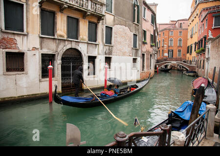 Paar, eine romantische Gondelfahrt durch die Kanäle in Venedig während der Regen Stockfoto