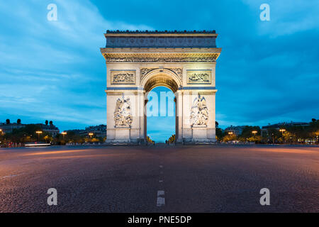 Place de l'Etoile und der Champs Elysees, Sehenswürdigkeiten im Zentrum von Paris, in der Nacht. Paris, Frankreich