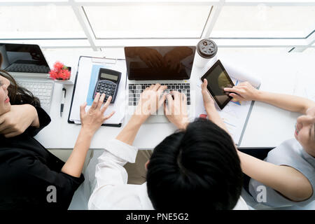 Blick von oben auf die asiatischen Geschäft Leute Gruppe zu treffen, Geschäfte, die Diskussion in der modernen hellen Büro indoor mit Tablet-PC. Vintage Ton. Stockfoto