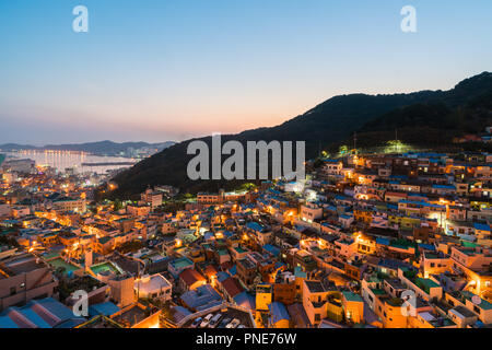 Gamcheon Kultur Dorf mit Häusern in Treppe gebildet - Mode auf dem Ausläufer einer küstengebirge in der Nacht in Busan, Südkorea. Stockfoto