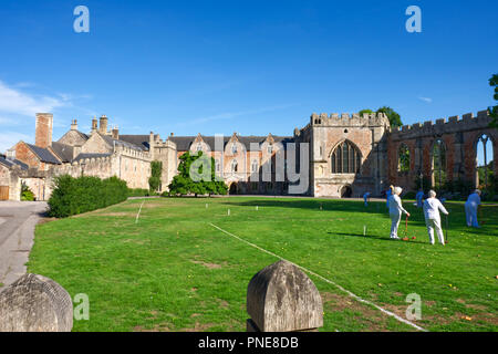 Meine Damen Krocket Spielen auf dem Rasen vor dem Haus im Palast des Bischofs, Wells, Somerset, UK. Stockfoto