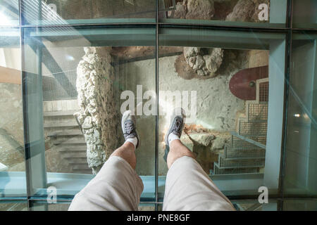 Cartagena, Spanien - 14. September 2018: die Besucher über den Glasboden des Punischen Wand Interpretation Centre Stockfoto