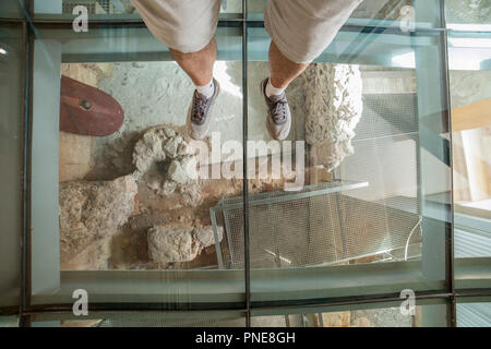 Cartagena, Spanien - 14. September 2018: die Besucher über den Glasboden des Punischen Wand Interpretation Centre Stockfoto