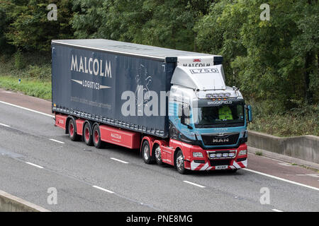 Malcolm Logistik LKW-Güterverkehrs mit schweren Lastkraftwagen, MAN Nutzfahrzeuge & LKW-Transport, Logistik transport Fahrzeuge auf der M6 an der Lancaster, Großbritannien Stockfoto