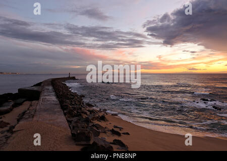 Ave River Mouth bei Dämmerung, fast Nacht, mit interessanten bunten bewölkten Himmel. Vila do Conde, nördlich von Portugal. Stockfoto