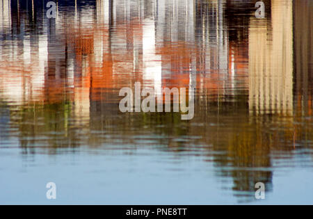 Reflexion der mittelalterlichen Stadt Ponte de Lima auf dem Fluss Lima (Portugal) Stockfoto