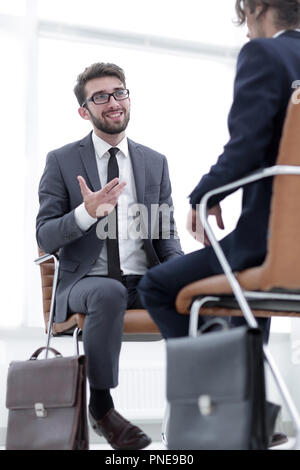 Zwei Geschäftsleute mit Aktentaschen in der Nähe von sich selbst Stockfoto