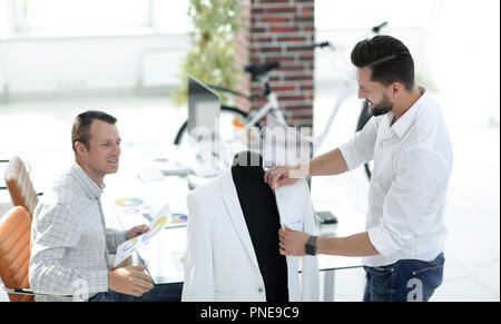 Menswear Designer im Studio arbeitet. Stockfoto