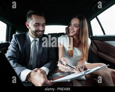 Geschäftsmann, die Unterzeichnung eines Vertrages Stockfoto