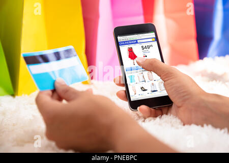 Woman's Hand mit Kreditkarte für Online Shopping auf dem Smartphone Stockfoto