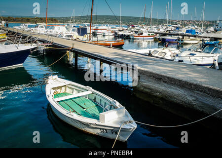 Boote im Yachthafen an der Adria, in der Nähe von Punat auf der kroatischen Insel Krk Stockfoto