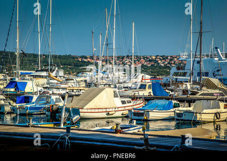 Boote in einem kommerziellen Marina an der Adria, in der Nähe von Punat auf der kroatischen Insel Krk Stockfoto