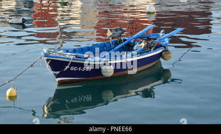 Fischer Boot auf ruhigen Meer bei La Galettas Hafen, Teneriffa, Kanarische Inseln, Spanien Stockfoto