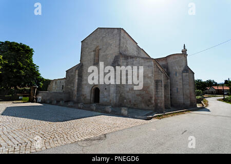 Romanische Fassade der Zisterzienser Kirche Santa Maria de Aguiar, im 12. Jahrhundert in der Nähe des historischen Dorf Castelo Rodrigo, Portugal gebaut Stockfoto