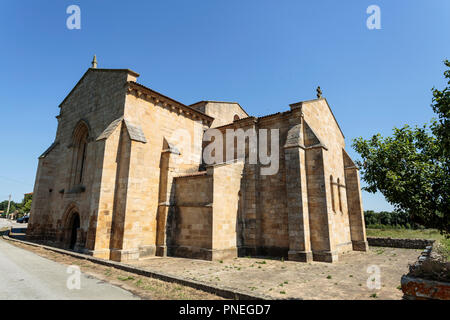 Gotisches seitliche Fassade der Zisterzienser Kirche Santa Maria de Aguiar, aus dem 12. Jahrhundert in der Nähe des historischen Dorf Castelo Rodrigo, Portu Stockfoto