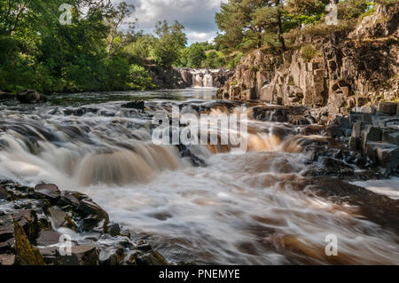 Der Fluss-T-Stücke und Low Force Wasserfall im oberen Teesdale auf einen schönen Tag im Sommer. Stockfoto