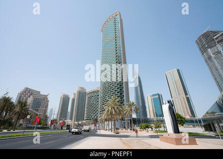 Anzeigen von Apartment Gebäuden auf dem Boulevard Straße in der Innenstadt von Dubai, VAE Stockfoto