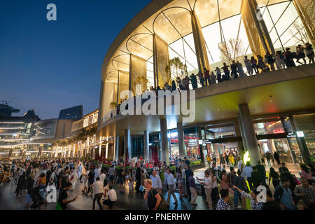 Abends Menschenmassen an der Dubai Mall in Dubai, Vereinigte Arabische Emirate. Stockfoto