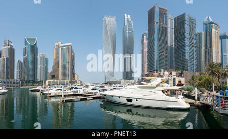 Viele high rise apartment Türme und Wolkenkratzer im Marina District von Dubai, VAE, Vereinigte Arabische Emirate. Stockfoto