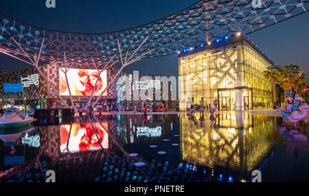 Nacht im neuen modernen City Walk Shopping District in Dubai, Vereinigte Arabische Emirate. Stockfoto