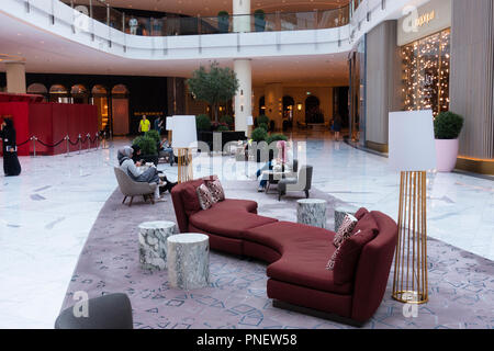 Innenraum der neuen Erweiterung der Dubai Mall, der Fashion Avenue, Gehäuse high-end Geschäfte und Einkaufszentren mit Luxus Marken, in Dubai, vereinigte arabische Emirat Stockfoto