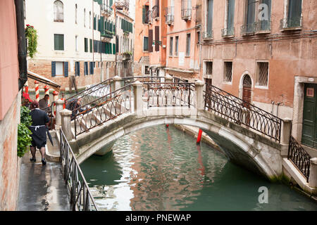 Eine der vielen Brücken, die den Kanälen kreuz und Venedig zusammen Link Stockfoto