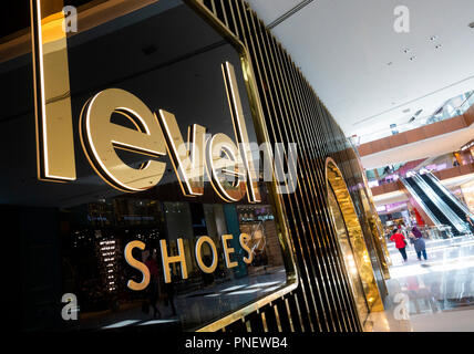 Ebene Schuhe Luxus shoe Department Store in der Dubai Mall, VAE, Vereinigte Arabische Emirate Stockfoto