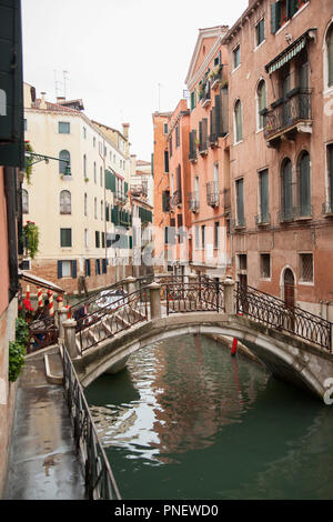 Eine der vielen Brücken, die den Kanälen kreuz und Venedig zusammen Link Stockfoto