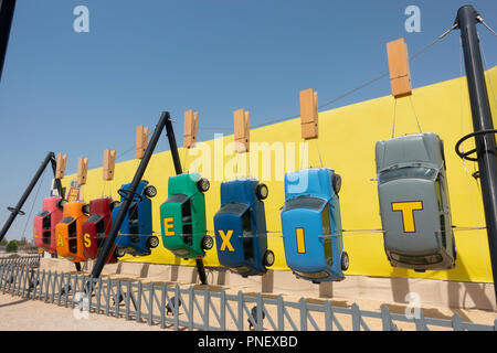 Anzeigen von Last Exit eine Amerikanische themed Drive-thru fast food service Anhalten auf der Autobahn E11 Autobahn zwischen Abu Dhabi und Dubai, VAE, Vereinigte arabische Emirat Stockfoto