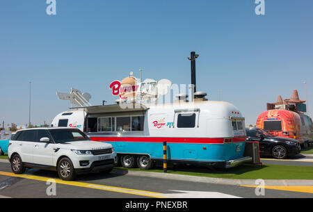 Anzeigen von Last Exit eine Amerikanische themed Drive-thru fast food service Anhalten auf der Autobahn E11 Autobahn zwischen Abu Dhabi und Dubai, VAE, Vereinigte arabische Emirat Stockfoto