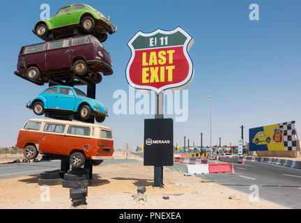 Anzeigen von Last Exit eine Amerikanische themed Drive-thru fast food service Anhalten auf der Autobahn E11 Autobahn zwischen Abu Dhabi und Dubai, VAE, Vereinigte arabische Emirat Stockfoto