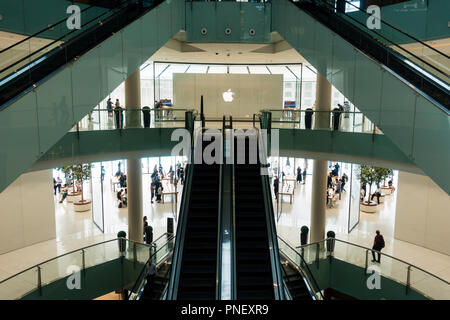 Innenraum der neuen Apple Store in der Dubai Mall in Dubai, Vereinigte Arabische Emirate. Stockfoto