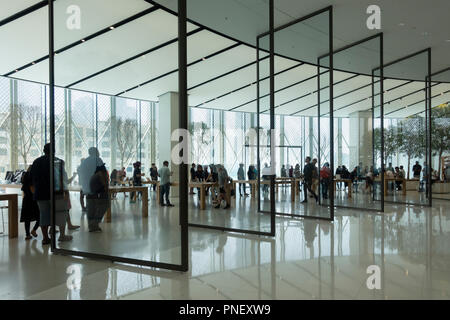 Innenraum der neuen Apple Store in der Dubai Mall in Dubai, Vereinigte Arabische Emirate. Stockfoto
