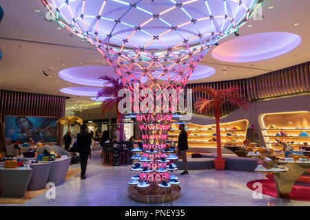 Ebene Schuhe Luxus shoe Department Store in der Dubai Mall, VAE, Vereinigte Arabische Emirate Stockfoto