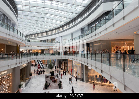 Innenraum der neuen Erweiterung der Dubai Mall, der Fashion Avenue, Gehäuse high-end Geschäfte und Einkaufszentren mit Luxus Marken, in Dubai, vereinigte arabische Emirat Stockfoto