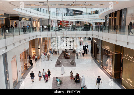 Innenraum der neuen Erweiterung der Dubai Mall, der Fashion Avenue, Gehäuse high-end Geschäfte und Einkaufszentren mit Luxus Marken, in Dubai, vereinigte arabische Emirat Stockfoto