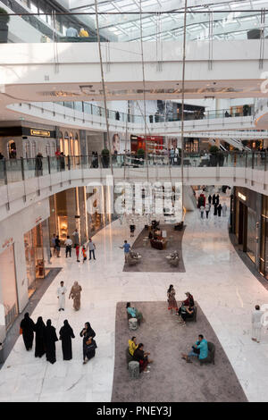 Innenraum der neuen Erweiterung der Dubai Mall, der Fashion Avenue, Gehäuse high-end Geschäfte und Einkaufszentren mit Luxus Marken, in Dubai, vereinigte arabische Emirat Stockfoto