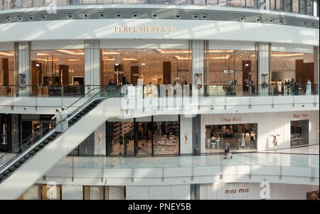 Innenraum der neuen Erweiterung der Dubai Mall, der Fashion Avenue, Gehäuse high-end Geschäfte und Einkaufszentren mit Luxus Marken, in Dubai, vereinigte arabische Emirat Stockfoto