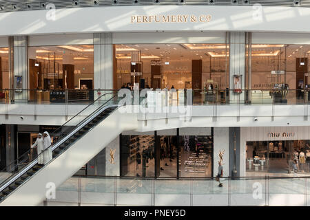 Innenraum der neuen Erweiterung der Dubai Mall, der Fashion Avenue, Gehäuse high-end Geschäfte und Einkaufszentren mit Luxus Marken, in Dubai, vereinigte arabische Emirat Stockfoto