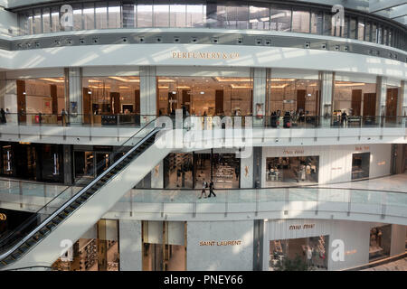Innenraum der neuen Erweiterung der Dubai Mall, der Fashion Avenue, Gehäuse high-end Geschäfte und Einkaufszentren mit Luxus Marken, in Dubai, vereinigte arabische Emirat Stockfoto
